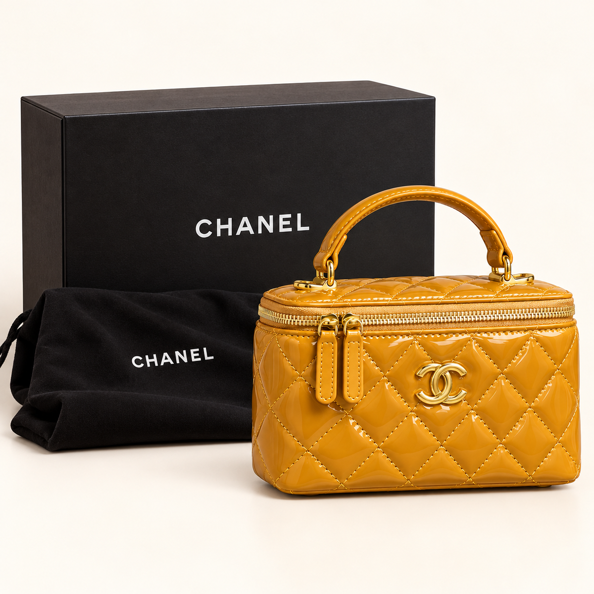 Chanel Mini vanity matelassé verni — Moutarde avec boîte et housse