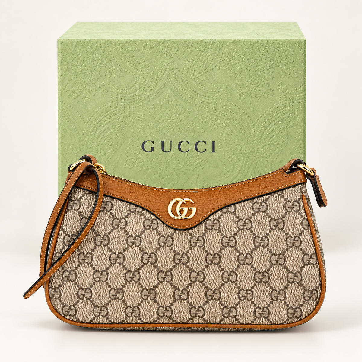Sac baguette monogramme — Beige — présentation avec emballage, image générée