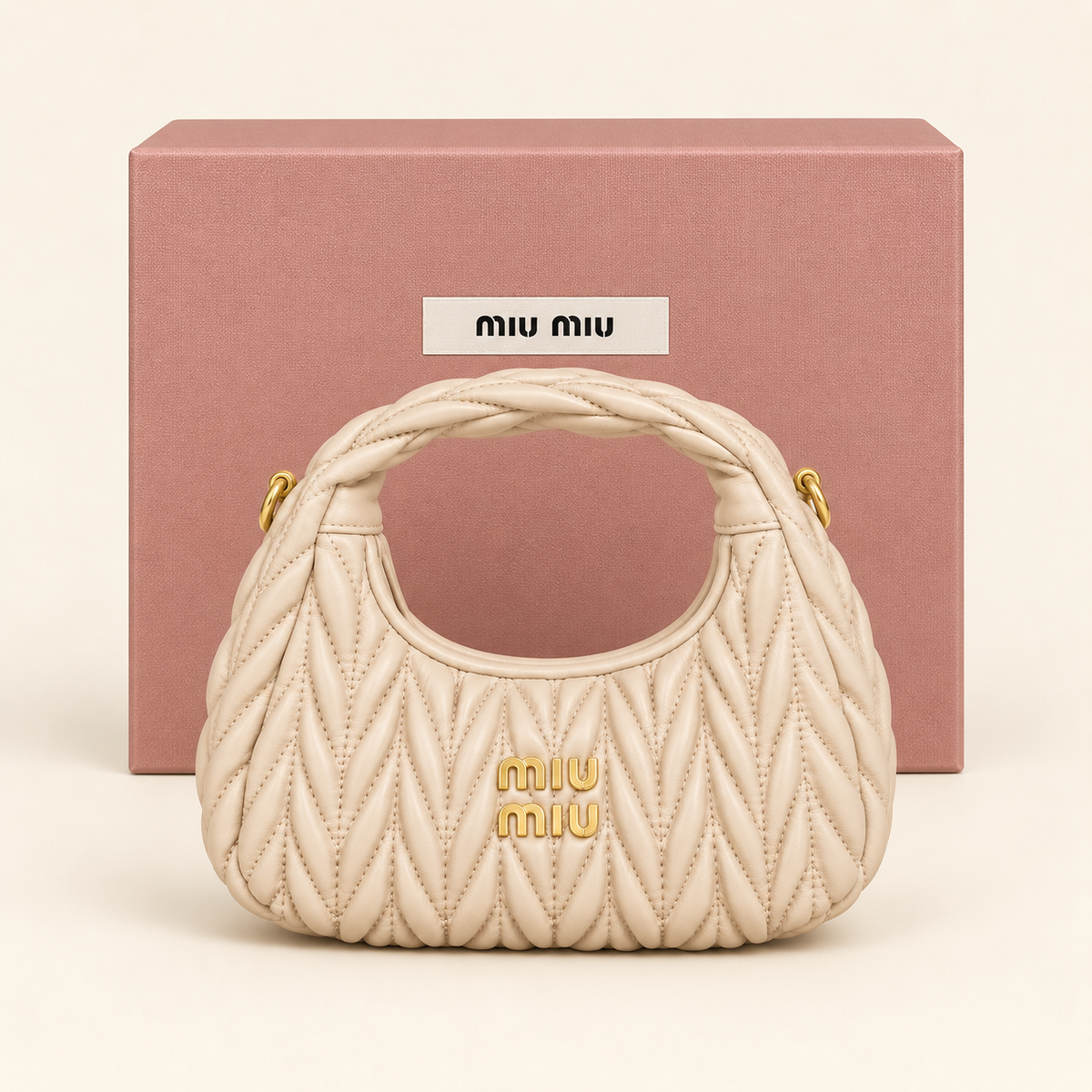 Mini sac plissé — Ivoire — présentation avec emballage, image générée