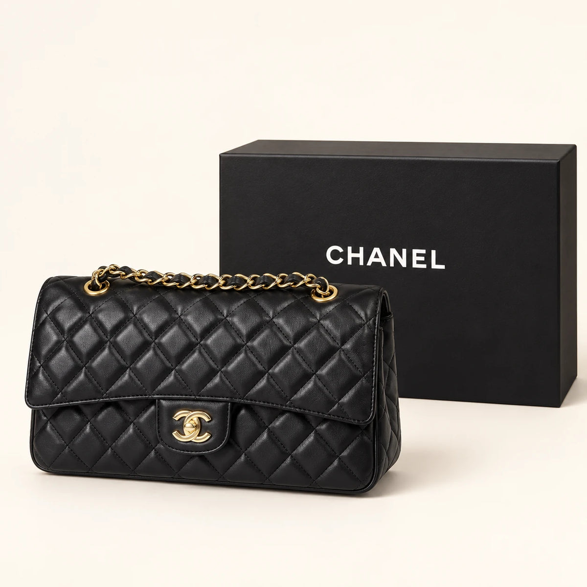 Chanel — Sac matelassé à rabat et chaîne — Noir avec boîte