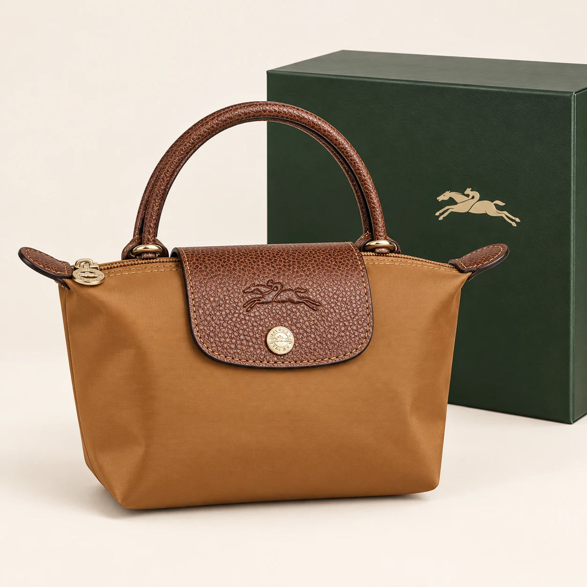 Longchamp — Mini sac souple à rabat — Caramel avec boîte