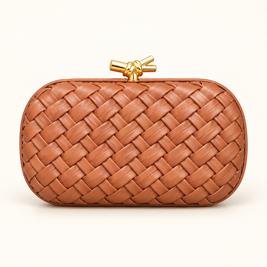 Pochette tressée — Caramel — image studio générée