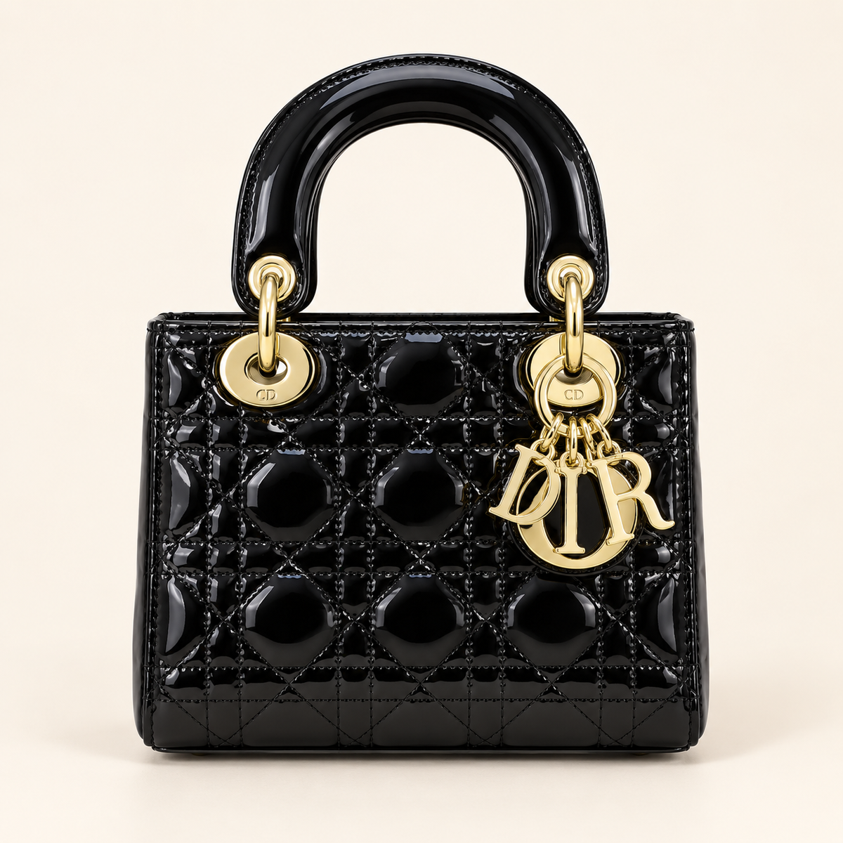 Sac matelassé à charms — Noir — image studio générée